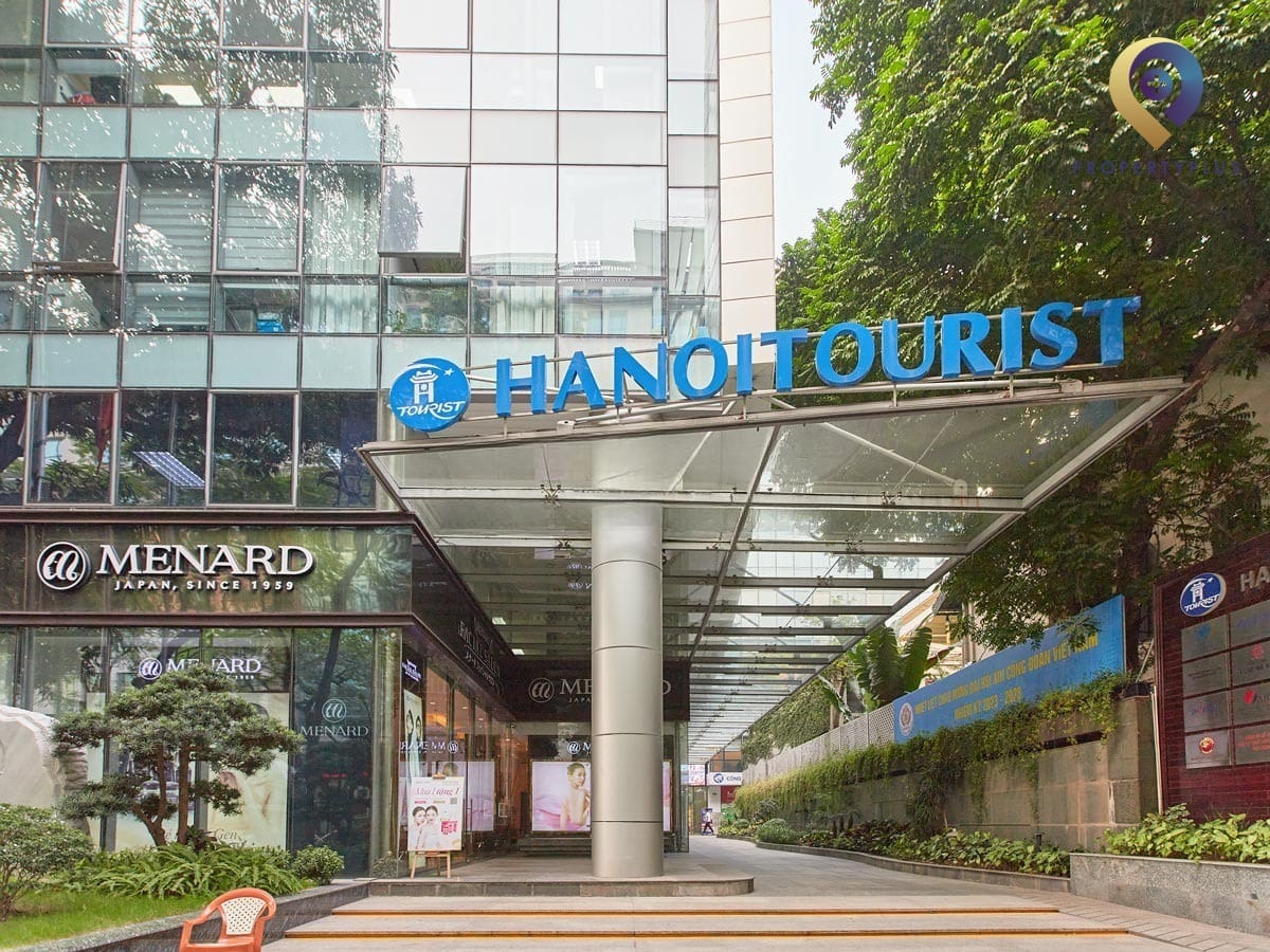 Mặt tiền tòa nhà HanoiTourist với biển hiệu rõ ràng - hình ảnh từ Property Plus